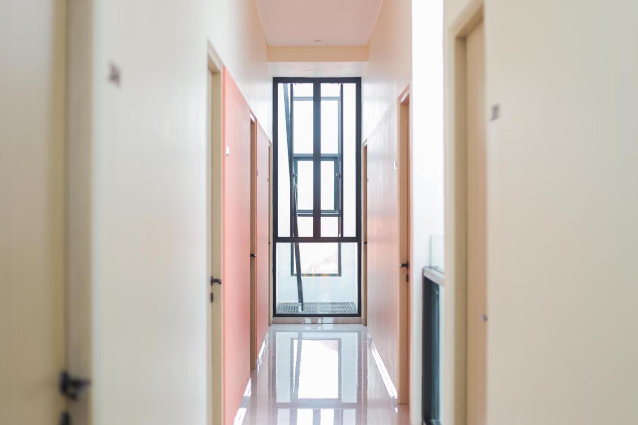 Sans Hotel Clover Ace Surabaya By Reddoorz エクステリア 写真