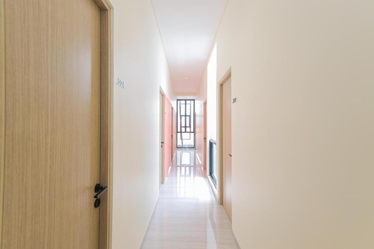 Sans Hotel Clover Ace Surabaya By Reddoorz エクステリア 写真