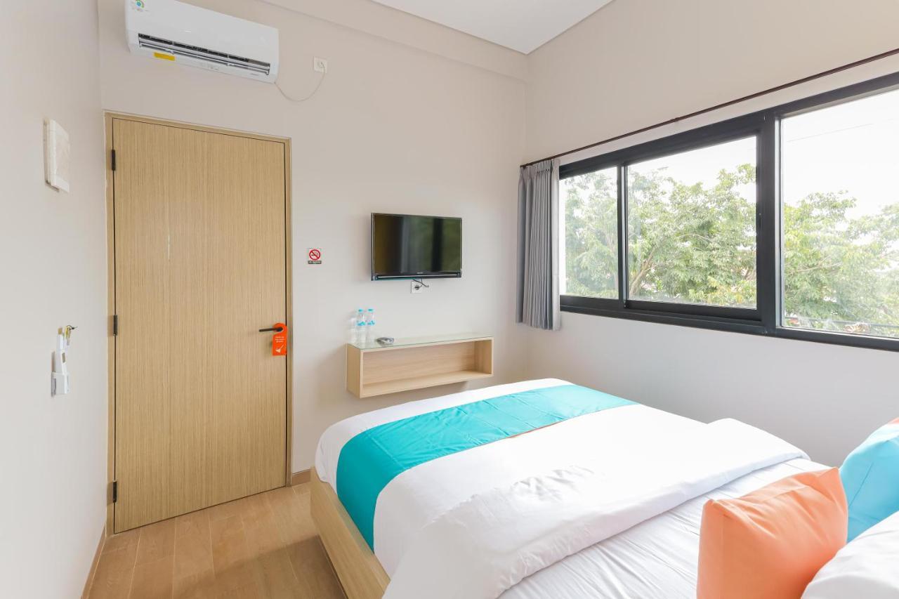 Sans Hotel Clover Ace Surabaya By Reddoorz エクステリア 写真