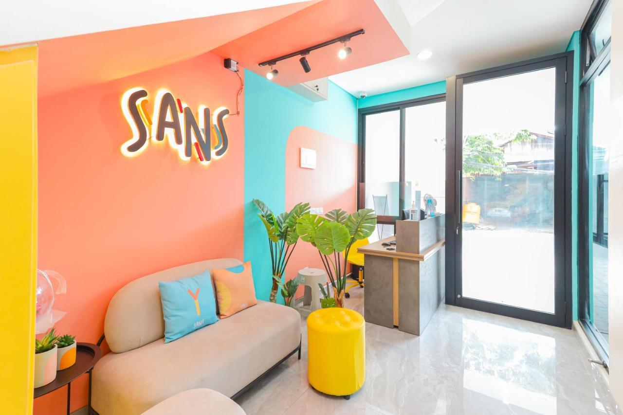 Sans Hotel Clover Ace Surabaya By Reddoorz エクステリア 写真