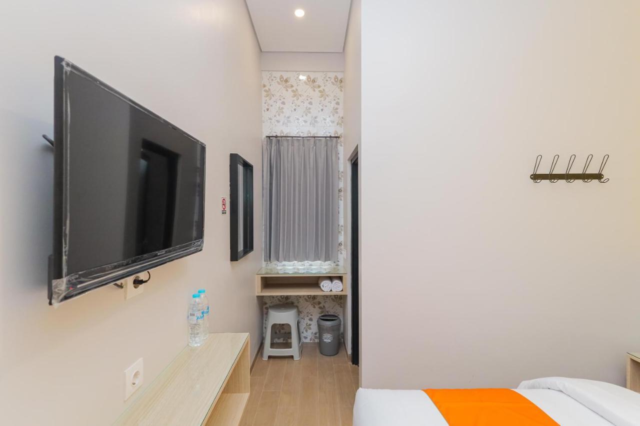 Sans Hotel Clover Ace Surabaya By Reddoorz エクステリア 写真
