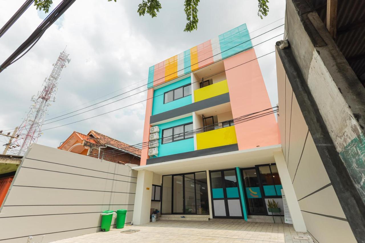 Sans Hotel Clover Ace Surabaya By Reddoorz エクステリア 写真
