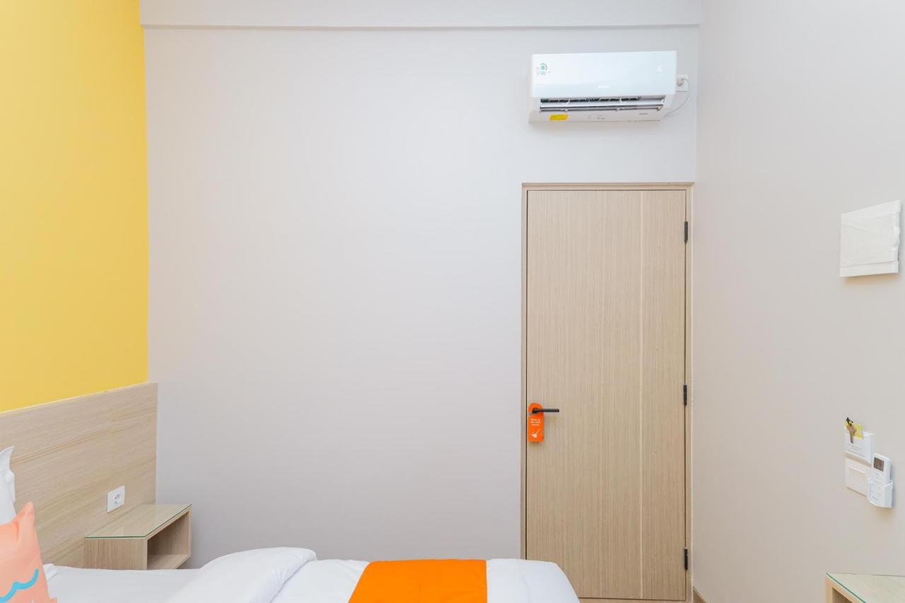 Sans Hotel Clover Ace Surabaya By Reddoorz エクステリア 写真