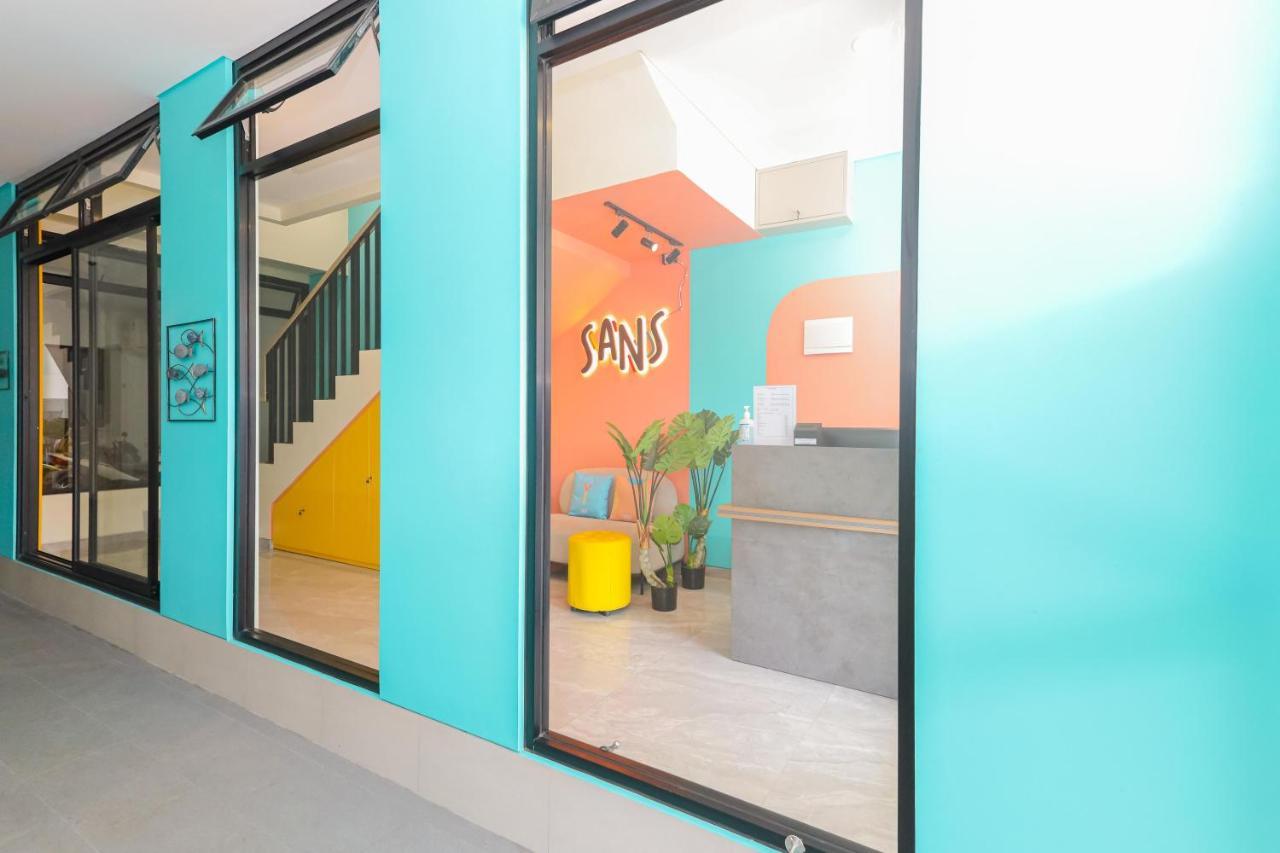 Sans Hotel Clover Ace Surabaya By Reddoorz エクステリア 写真