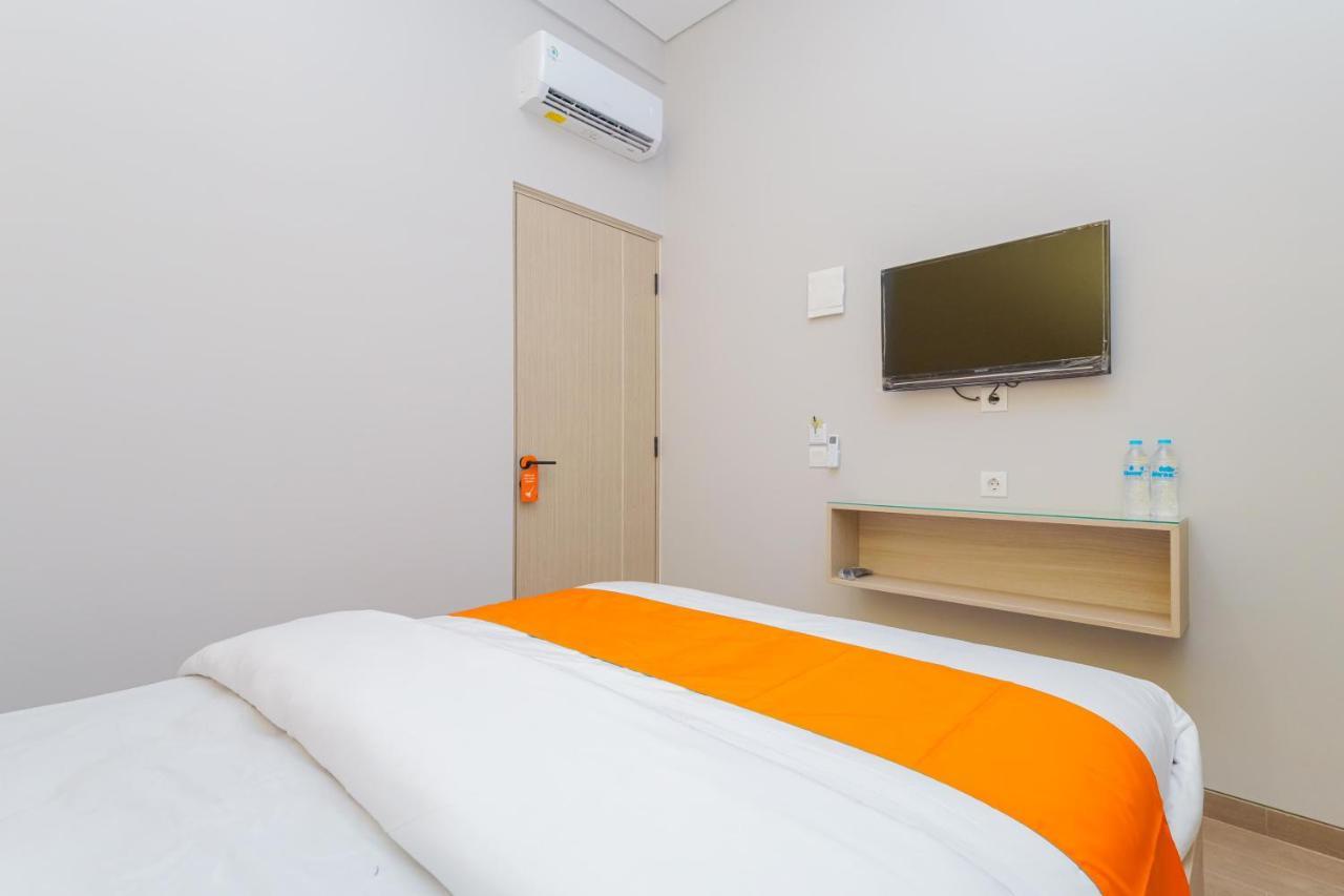 Sans Hotel Clover Ace Surabaya By Reddoorz エクステリア 写真