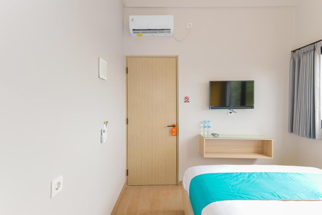 Sans Hotel Clover Ace Surabaya By Reddoorz エクステリア 写真