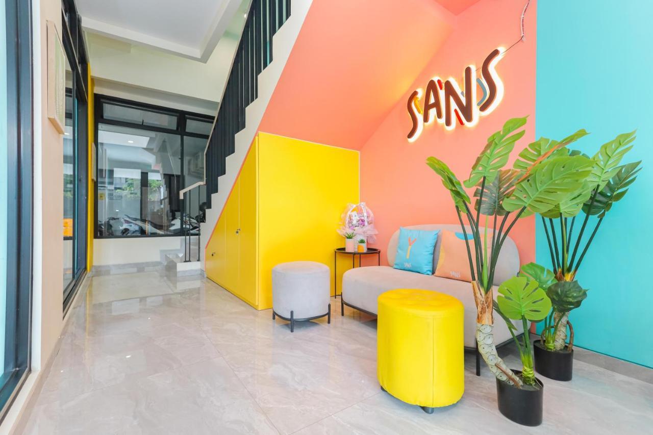 Sans Hotel Clover Ace Surabaya By Reddoorz エクステリア 写真